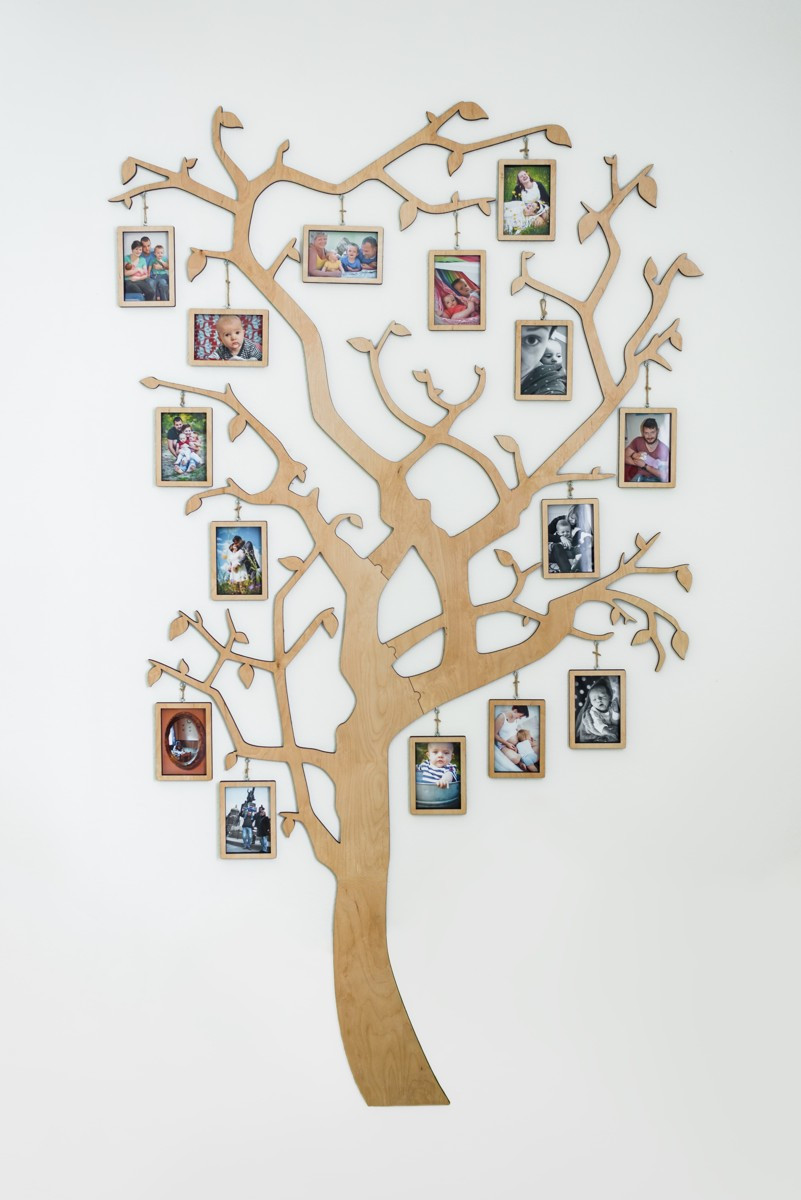 Dřevěný strom s fotorámečky na zavěšení fotek