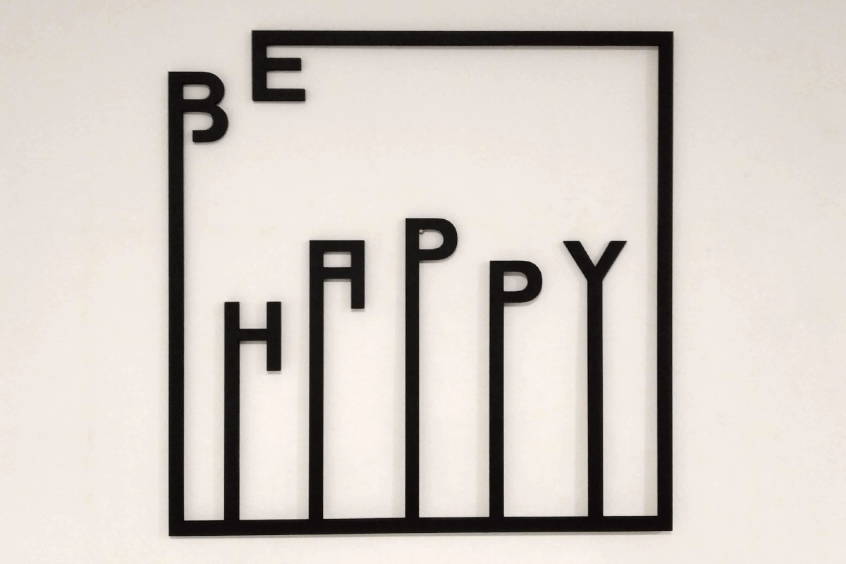 Dřevěný obraz - BE HAPPY - BAREVNĚ LAKOVANÝ
