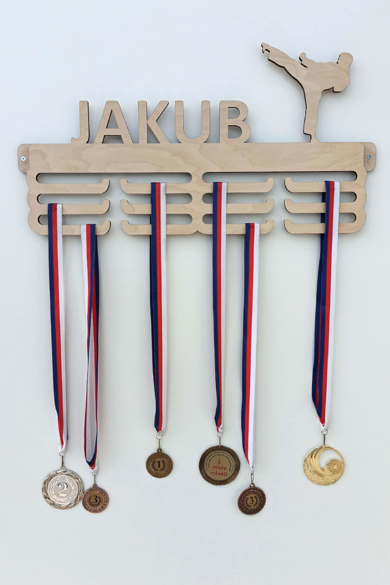 Dřevěný věšák na medaile SE JMÉNEM - KARATE