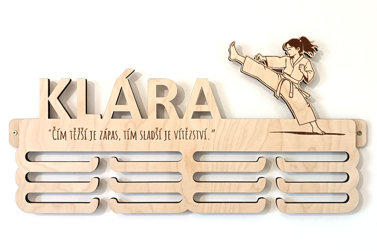 Dřevěný věšák na medaile SE JMÉNEM - KARATE ŽENA
