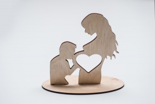 Dřevěný stojánek na ultrazvuk - muž a těhotná žena 